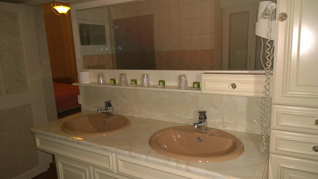 Hotel Saint - Pierre Villedieu-les-Poëles Zimmer foto